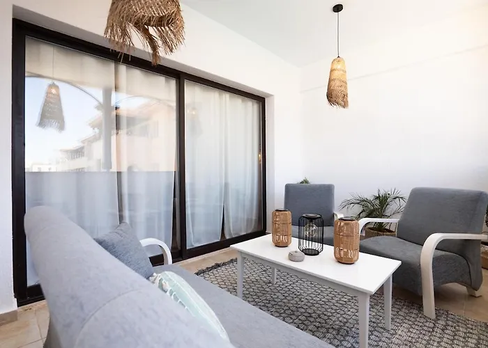 And Nest Casa Liva Apartments, Pool & Location アパート パ フォス