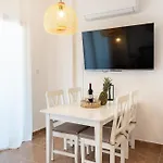 Casa Liva Apartment, Pool & Location 아파트 파포스